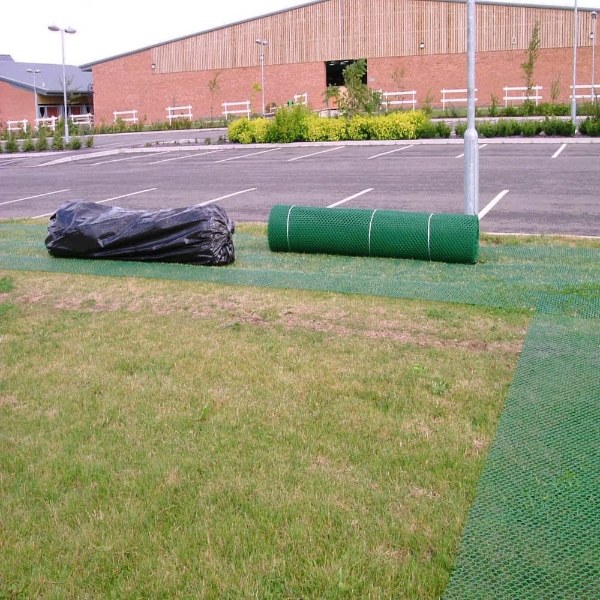 Lawn reinforcement net is laid on the lawn along the road.