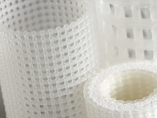 White plastic filter net samples are displayed.