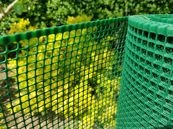 The plastic garden fence is about to be installed around the garden.