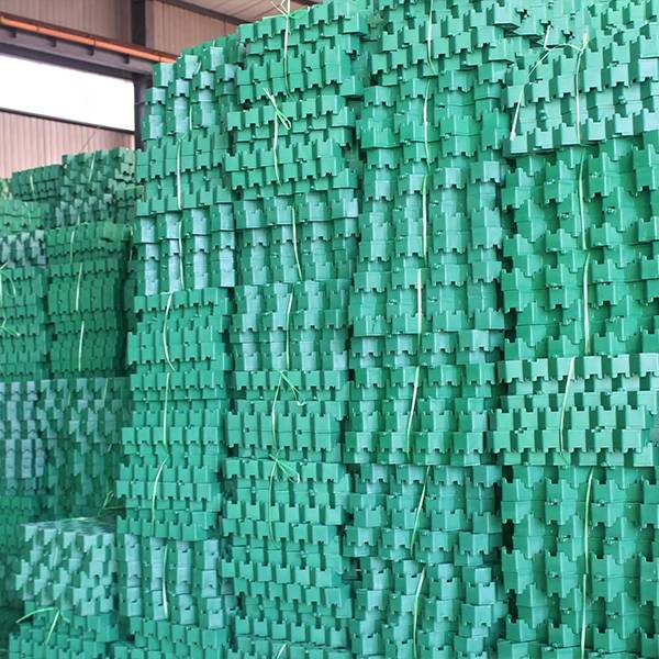 Plastic grass paver goods are placed in the warehouse.