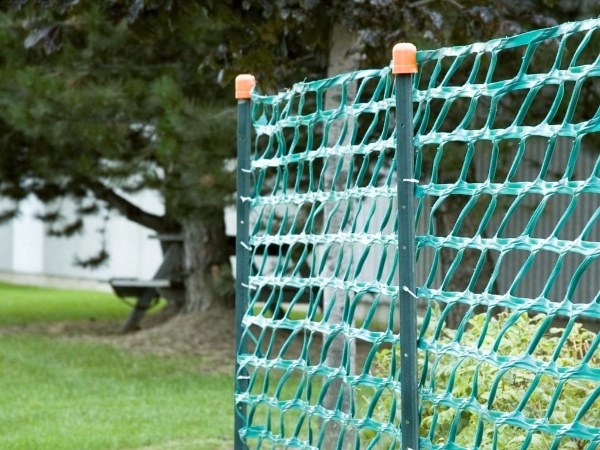 Plastic net is installed on the posts.